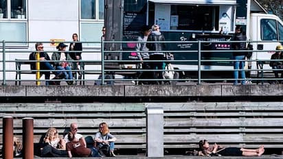 ದಿನಕ್ಕೆ ನೂರಾರು ಮಂದಿ ಸಾಯ್ತಿದ್ರು ಈ ದೇಶದ ಜನ ಮಾತ್ರ ಪಾರ್ಟಿ ಮಾಡೋದ್ರಲ್ಲಿ ಬ್ಯೂಸಿ!