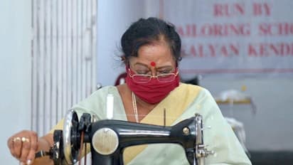 ಮಾಸ್ಕ್ ಹೊಲಿದು ಬಡವರಿಗೆ ವಿತರಣೆ, ರಾಷ್ಟ್ರಪತಿ ಕೋವಿಂದ್ ಪತ್ನಿ ಕಾರ್ಯಕ್ಕೆ ಶ್ಲಾಘನೆ!