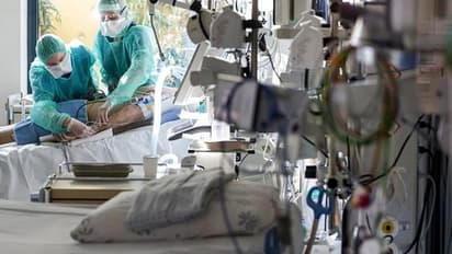 করোনা উপসর্গ সহ হাসপাতালে ভর্তি সল্টলেকের আরও ১, আতঙ্কে এলাকার সমস্ত গলি বন্ধ করল বাসিন্দারা