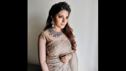 பளீர் பார்வையில் ரசிகர்களை கட்டி இழுக்கும் மீசையை முறுக்கு நடிகை ! அடடே ஆத்மீகா என்ன அழகு!