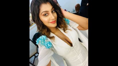 வெள்ளை உடையில் ஒற்றை காலில் தவம் செய்யும் யாஷிகா ஆனந்த் ! சுண்டி இழுக்கும் பார்வை....