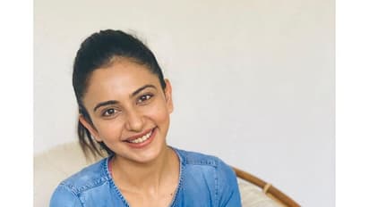 ஆடை பாதி அழகு மீதி வித்யாசமா உடையில் போட்டோஷூட் ரகுல் ப்ரீத் புகைப்படங்கள் உள்ளே !