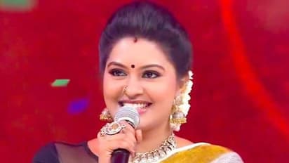 சிவப்பு நிற புடவையில் வண்ண பூ போல் கியூட் ஆக போஸ் கொடுக்கும் ரட்சித்தா ! புகைப்படங்கள் உள்ளே !