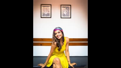 அழகு அழகாய் போஸ் கொடுத்து அசத்தும் ஆஷ்னா... மார்டன் டிரஸில் மனதில் மயங்கும் ஹாட் கிளிக்ஸ்...!