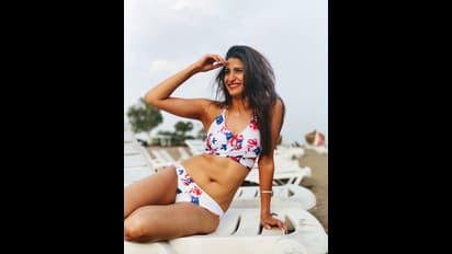 ఆన్ స్క్రీన్ ప్రియాంక గాంధీ.. బికినీలో బోల్డ్ షో