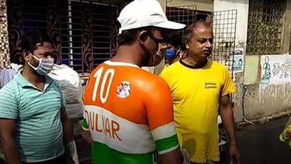 কিংবদন্তির জন্মদিনে খাদ্যসামগ্রী বিলি, লকডাউনে মানবিক উদ্যোগ সচিন ভক্তদের