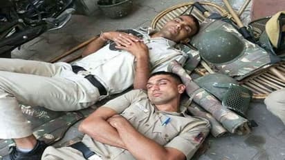 నేలపై పోలీసుల నిద్ర: ఫొటోలు వైరల్, కరోనా సమరయోధులకు థ్యాంక్స్