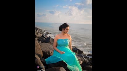 சீரியல் நடிகையா இது?... டாப் ஹீரோயின்களை கதிகலங்க வைக்கும் பவித்ரா ஜனனியின் அசத்தல் போட்டோ ஷூட்....!