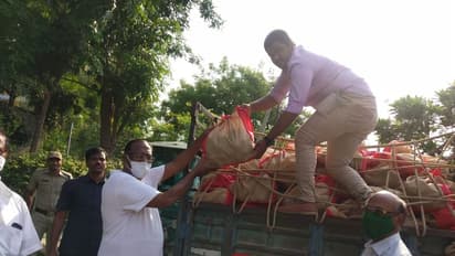 అసెంబ్లీ సిబ్బందికి, విలేకరులకు బత్తాయి పండ్లు: స్వయంగా ప్యాక్ చేసిన గుత్తా సుఖేందర్ రెడ్డి