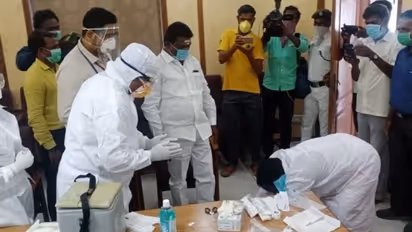 நீங்கள்தான் கடவுள்... மருத்துவர்கள் காலில் விழுந்து வணங்கிய காங்கிரஸ் எம்.எல்.ஏ....!