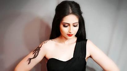 নেই অন্তর্বাস, পরণে Plunged Neck গাউন, মাত্র ২৩ বছর বয়সেই উষ্ণতার পারদ চড়ালেন শ্রীমা