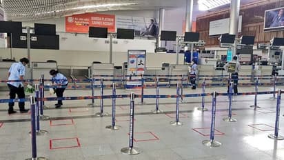 ఎయిర్పోర్టులోకి అనుమతించలేదని బాంబు బెదిరింపు: శంషాబాద్ పోలీసుల అదుపులో నిందితుడు