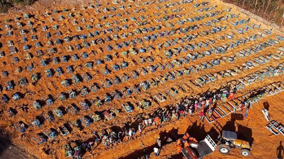 മൃതദേഹങ്ങള്‍ കൂട്ടിയിട്ടിരിക്കുന്ന മൈതാനം; നെഞ്ച് തകര്‍ക്കുന്ന കാഴ്ചയുമായി ഒരു ചിത്രം