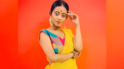 ভাত খাওয়াচ্ছেন বাবা, হাতের মেহেন্দিতে লেখা স্বর্ণেন্দুর নাম,তবে কি বিয়ের পিঁড়িতে বসছেন শ্রুতি