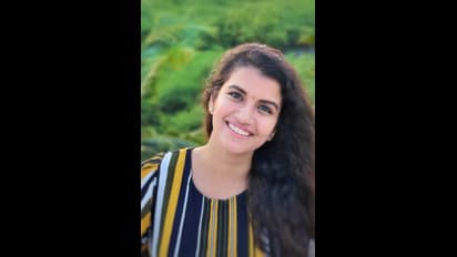 வீட்டிலே போட்டோஷூட்.... வித விதமாய் போஸ் கொடுத்து கலக்கும் சீரியல் நடிகை ஸ்ரீதேவி !