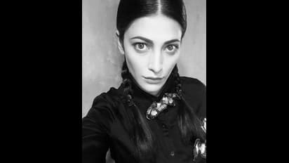 வித்தியாசமான ஹேர் ஸ்டைலில் வித விதமான போஸ் !ட்ரெண்ட் ஆகும் ஸ்ருதிஹாசன் !