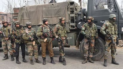 പുല്‍വാമയില്‍ ഏറ്റുമുട്ടല്‍; രണ്ട് തീവ്രവാദികളും സഹായിയുമടക്കം മൂന്നുപേരെ സൈന്യം വധിച്ചു