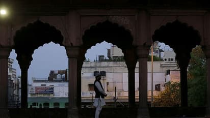 এই প্রথম বন্ধ থাকল জামা মসজিদের দরজা, করোনা আবহে ঘরে বসেই পালিত হচ্ছে এবারের ঈদ