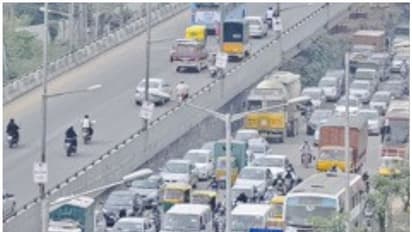 ഇളവുകളില് ആശക്കുഴപ്പം, വാഹനങ്ങള് നിരത്തിലിറക്കി ആളുകള്; ലോക്ക്ഡൗണിലും ബെംഗളുരുവില് ട്രാഫിക് ബ്ലോക്ക്