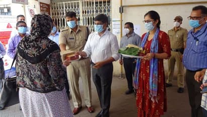 ಕೊರೋನಾ ಸೋಂಕಿತ ಗರ್ಭಿಣಿ ಡಿಸ್ಚಾರ್ಜ್: ಹೂ, ಹಣ್ಣು ಕೊಟ್ಟು ಬೀಳ್ಕೊಟ್ಟ ಸಿಬ್ಬಂದಿ