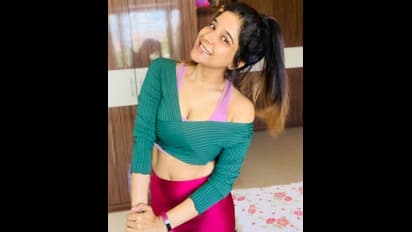 இளகிய இடையை தவழ பிடித்திருக்கும் மெல்லிய புடவை..! பின்னழகு... முன்னழகு... இரண்டையும் காட்டி மயக்கும் சாக்ஷி!