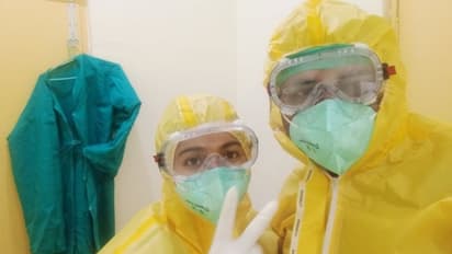 വിവാഹ വാർഷികം കൊവിഡ് രോഗികൾക്കൊപ്പം; ഡോക്ടര് ദമ്പതികളുടെ ട്വീറ്റ് വൈറൽ