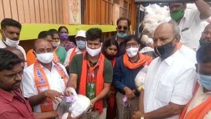 ಲಾಕ್‌ಡೌನ್: ಆಹಾರ ಕಿಟ್ ವಿತರಿಸಿದ ಸಂಸದ ಪ್ರತಾಪ್‌ ಸಿಂಹ