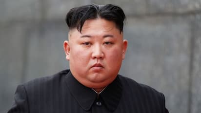 ஆபரேஷன் செய்த மருத்துவரின் கை நடுங்கியதால் மரண படுக்கையில் கிம் ஜாங் உன்..? வெளிவந்தது அதிர்ச்சி தகவல்