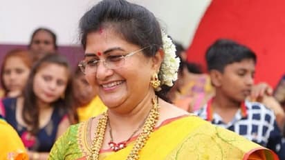 ಮುಜರಾಯಿ ದೇಗುಲಗಳಲ್ಲಿ ಅರ್ಚಕರಿಗೆ ಮೊಬೈಲ್‌ ನಿಷೇಧ?: ಸಚಿವೆ ಶಶಿಕಲಾ ಜೊಲ್ಲೆಗೆ ಮನವಿ