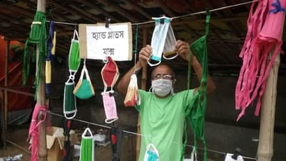 লকডাউনে বদলেছে পেশা, আদালতের মুহুরি বনে গিয়েছেন মাস্ক বিক্রেতা