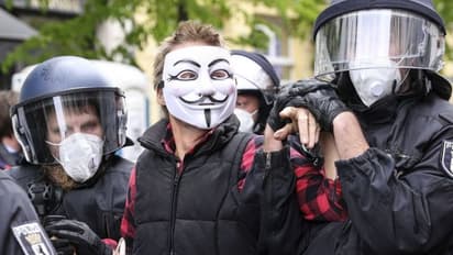 கொரோனா ஊரடங்கிற்கு எதிராக போராட்டம்.. 100க்கும் அதிகமானோரை கொத்தா தூக்கிய போலீஸ்