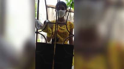 অসুস্থ বাবা শয্যাশায়ী, সংসারের হাল ধরেছেন কলেজ পড়ুয়া মেয়ে