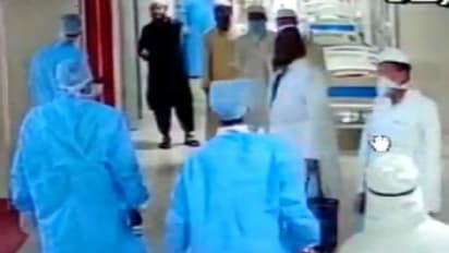 कोरोना इन्फेक्टेड पेशेंट ने वार्डब्वॉय को मारी लात, फर्श पर फैला दिया लंच