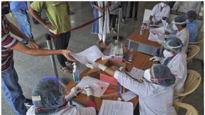 केजरीवाल जी, उसकी मां खून की उल्टियां कर रहीं थीं और वह भर्ती कराने के लिए अस्पताल में गिड़गिड़ा रहा था...