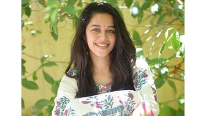 மின்மினி பூச்சி போல் மிளிரும் மிருணாளினி....ரசிகர்களை கவரும் அழகிய சிரிப்பு !