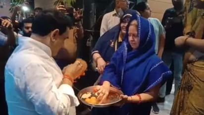 മാസ്കില്ല, സാമൂഹിക അകലം പാലിച്ചില്ല, ലോക്ക്ഡൗണ് ലംഘിച്ച് മധ്യപ്രദേശില് ആരോഗ്യമന്ത്രിക്ക് വരവേല്പ്പ്