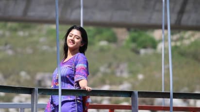 எப்படி இருந்த நான் இப்படி ஆகிட்டேன்... எடையை கூட்டி சும்மா கும்முனு கிக்கேற்றும் ஷ்ரியா சர்மா...!