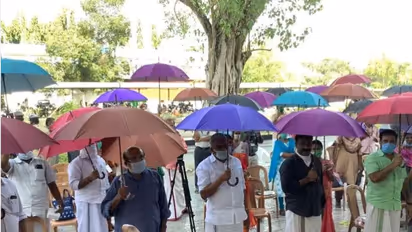 கொரோனாவை தடுக்க "குடைப்பிடிப்பது கட்டாயம்"..! அதிரடி தீர்ப்பு கொடுத்த "கிராம பஞ்சாயத்து"! பிரபலமாகும் "செம்ம ட