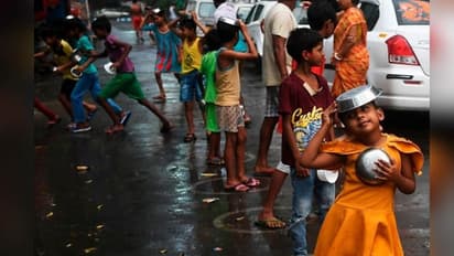 বাটিকেই ছাতা বানিয়ে শহরের ক্ষুদেরা, বৃষ্টিতে একাকার গোটা কলকাতা