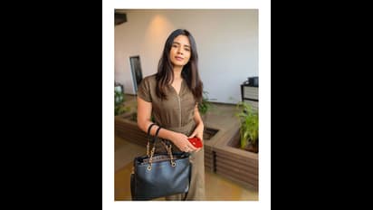 லாக்டவுனால் முடக்கம்... வீட்டிற்குள்ளேயே விதவிதமாய் போட்டோ ஷூட் நடத்தி கலக்கும் செளந்தர்யா...!