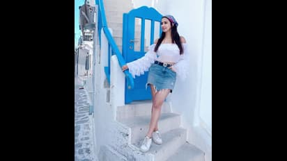 இடுப்பை காட்டி போஸ் கொடுப்பதில் ரம்யா பாண்டியனுக்கே டஃப் கொடுக்கும் இந்த நடிகை யார் தெரியுமா?