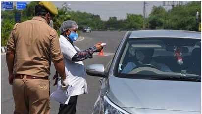 വാഹനത്തിൽ സർക്കാർ സ്റ്റിക്കർ പതിപ്പിച്ച് ടെക്കികളെ അതിർത്തി കടത്തി; കേസ്