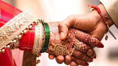 വധുവിന്റെ വീട്ടിലേക്ക് 100 കി.മി സൈക്കിള് ചവിട്ടിയെത്തി യുവാവ്; വിവാഹ ശേഷം മടക്കവും സൈക്കിളില്