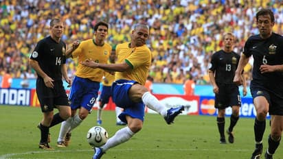 'കംപ്ലീറ്റ് സ്ട്രൈക്കര്‍, ദ ഫിനമിന'; കുപ്പായത്തിന്‍റെ കളർ നോക്കി ഡീ ഗ്രെഡ് ചെയ്യുന്നതിൽപരം ഉപദ്രവം വേറെയില്ല