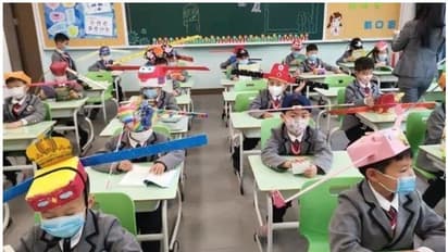 കൊവിഡ് 19: വിദ്യാര്‍ഥികള്‍ക്ക് സാമൂഹ്യ അകലം പാലിക്കാന്‍ ചൈനയുടെ 'തൊപ്പി മോഡല്‍'