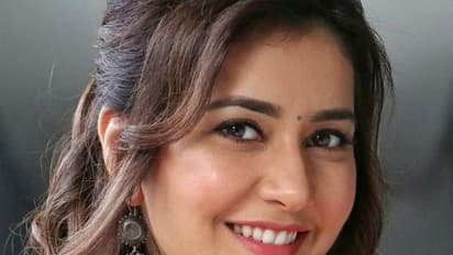 எல்லாரும் கண்டிப்பா மாஸ்க் போடுங்க ! ரசிகர்களுக்கு செல்லமாய் அட்வைஸ் சொன்ன ராஷி கண்ணா!