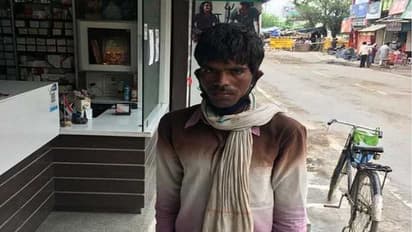 दवा लेने के लिए बेटे को चलानी पड़ी 320 km साइकिल,20 साल से बीमार है पिता