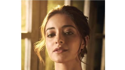 வெள்ளித்திரை நாயகிகளை மிஞ்சும் சீரியல் நாயகி அனன்யா..! அதகள கவர்ச்சியில் ரணகள கிளிக்ஸ்!