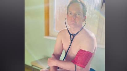 ನಗ್ನ ವೈದ್ಯರಿಂದ ಕೊರೋನಾ ಸೋಂಕಿತರಿಗೆ ಚಿಕಿತ್ಸೆ: ಇದರ ಹಿಂದಿದೆ ನೋವಿನ ಕತೆ!