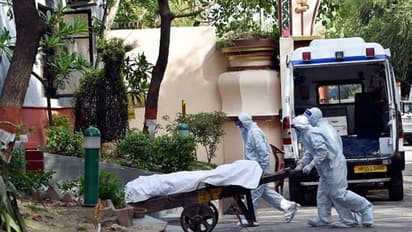 প্যারোলে মুক্ত খুনের আসামী ব্যস্ত করোনায় পরিত্যক্ত মৃতদেহের শেষকৃত্যের কাজে